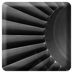Gros plan d'une turbine inspectée dans une centrale électrique pour assurer le bon fonctionnement des générateurs.